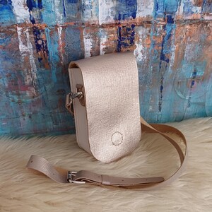 Sac à bandoulière blanc, sac à bandoulière en cuir brillant, sac en cuir artisanal, sac fait main unique, mini sac à bandoulière, cadeau de Noël pour elle