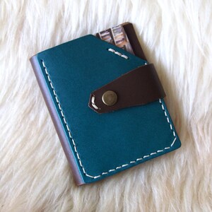 Tarjetero de piel con cierre de botón a presión en colores marrón y turquesa, billetera unisex plegable, accesorio de piel hecho a mano, tarjetero de piel