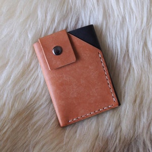 Tarjetero de piel elegante en color beige y negro, diseño minimalista funcional, elegante bolsillo para tarjetas, accesorio unisex único, billetera con cierre a presión para regalo