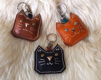 Llavero de gato de cuero hecho a mano: Charm para bolso de curtido vegetal