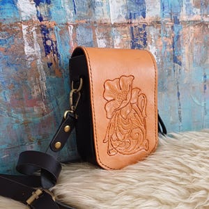 Sac à bandoulière noir, sac à bandoulière en cuir beige, mini sac en cuir sculpté, sac artisanal et unique, mini sac, sac en cuir sur le thème floral