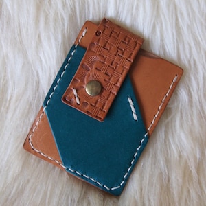 Kompaktes Kartenetui, kleiner Kartenhalter aus Leder, minimalistisches Unisex Leder-Accessoire, Steckfach für Karten in braunen und türkisen Leder