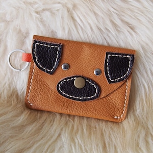 Cartera para tarjetas de perro, tarjetero de cuero hecho a mano, llavero con monedero, monedero marrón, regalo para amantes de los perros, regalo para ella