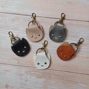 Handgemaakte leren kattensleutelhanger: tasbedel, kattenliefhebbercadeau