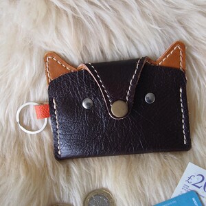 Tarjetero de piel marrón con forma de gato, diseño artesanal de gatito, monedero suave como un bigote: regalo perfecto para los amantes de los gatos, billetera y llavero con forma de gato