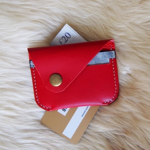 Porta carte sottile con bottone automatico in rosso - Realizzato a mano in pelle italiana conciata al vegetale, sottile portafoglio per carte, tasca minimalista per carte con bottone automatico, porta carte compatto