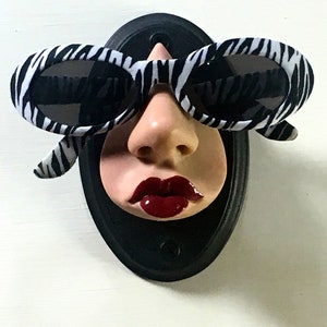 Red Lips Eyeglass Display Wall Mount image 2