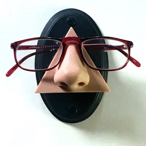 Wall mounted triangular nose glasses display