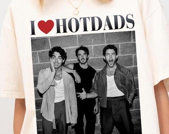 Komfortfarben in meinem Jonas Brothers Shirt, I Love Hot Dads Shirt, Jonas Bros 20th Annivesary Tour 2025, Jonas Brothers Jonas 20 2025 Shirt