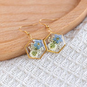 忘れな草とカスミソウのイヤリング、樹脂で押し付けた本物の花のジュエリー、流産の贈り物、女性用イヤリング、ForgetMeNot、彼女への贈り物