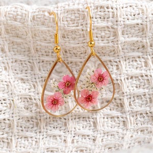 ピンクの忘れな草イヤリング、樹脂で押し付けられた本物の花のジュエリー、ハンドメイドジュエリー、女性用イヤリング、忘れな草ギフト、彼女へのBFFギフト