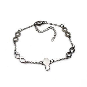 Könnte beinhalten: Ein silbernes Armband mit Unendlichkeitszeichen und einem Ananas-Anhänger.