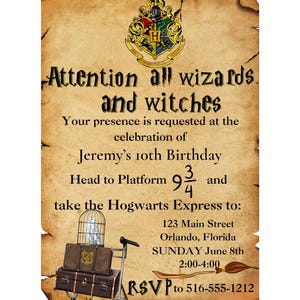 Könnte beinhalten: Eine Harry-Potter-Motto-Geburtstagseinladung mit einem Hogwarts-Express-Zug, einem Käfig mit einer weißen Eule und einem Besen. Die Einladung lautet "Achtung, alle Zauberer und Hexen" und enthält Datum, Uhrzeit und Ort der Party.