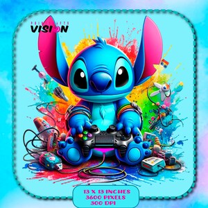 Puede incluir: Un personaje azul de Stitch de Lilo & Stitch de Disney sostiene un mando de videojuego. El personaje está rodeado de salpicaduras de pintura de colores y objetos relacionados con los videojuegos. La imagen mide 13 x 13 pulgadas, 3600 píxeles y 300 DPI.