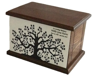 Puede incluir: Una urna de cremación de madera con una silueta de un árbol y la inscripción "In Loving Memory Willie Gene Harris Nov 7th, 1968-July 9th, 2016"