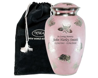 Puede incluir: Urna de cremación rosa con diseño de mariposa plateada y texto grabado "In Loving Memory John Harley Smith 11/24/1963-12/06/2020". La urna viene con una bolsa de terciopelo negro.