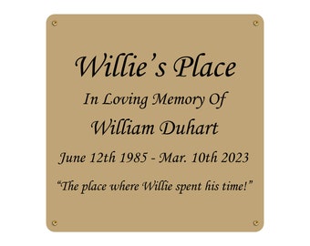 Könnte beinhalten: Eine goldene Plakette mit schwarzem Text, der "Willie's Place", "In Loving Memory Of William Duhart", "June 12th 1985 - Mar. 10th 2023" und "The place where Willie spent his time!" lautet.