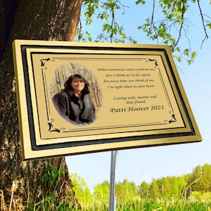 Puede incluir: Una placa conmemorativa dorada con borde negro y una foto de una mujer. La placa tiene un poema sobre recordar a alguien que ha fallecido. El texto dice: "Cuando ma&ntilde;ana empiece sin m&iacute;, no pienses que estamos lejos, porque cada vez que pienses en m&iacute;, estoy ah&iacute; en tu coraz&oacute;n. Esposa cari&ntilde;osa, madre y querida amiga. Patti Hoover 2021"