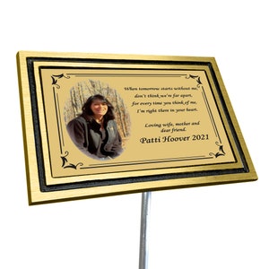 Puede incluir: Placa conmemorativa dorada con borde negro y una foto de una mujer. La placa tiene el texto "When tomorrow starts without me, don't think we're far apart, for every time you think of me, I'm right there in your heart. Loving wife, mother and dear friend. Patti Hoover 2021"