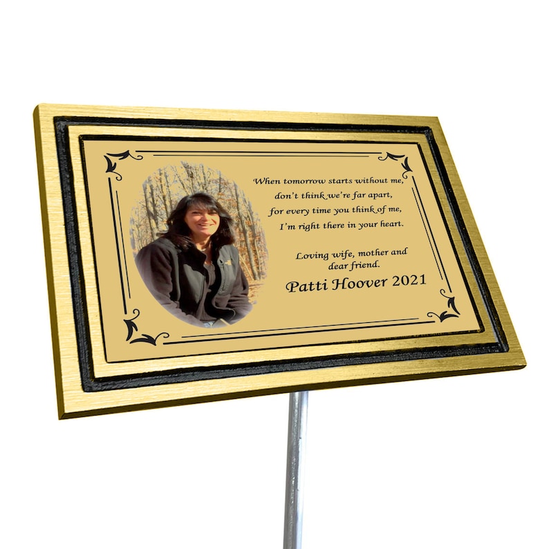 Puede incluir: Placa conmemorativa dorada con borde negro y una foto de una mujer. La placa tiene el texto "When tomorrow starts without me, don't think we're far apart, for every time you think of me, I'm right there in your heart. Loving wife, mother and dear friend. Patti Hoover 2021"