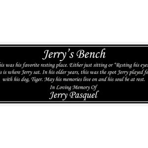 K&ouml;nnte beinhalten: Eine schwarze rechteckige Plakette mit wei&szlig;em Text, der "Jerry's Bench" lautet. Der Text setzt sich fort: "Dies war sein Lieblingsplatz zum Ausruhen. Entweder einfach nur sitzen oder "die Augen ausruhen". Hier sa&szlig; Jerry. In seinen sp&auml;teren Jahren war dies der Ort, an dem Jerry mit seinem Hund Tiger Apport spielte. M&ouml;gen seine Erinnerungen weiterleben und seine Seele in Frieden ruhen. In liebevoller Erinnerung an Jerry Pasquel."