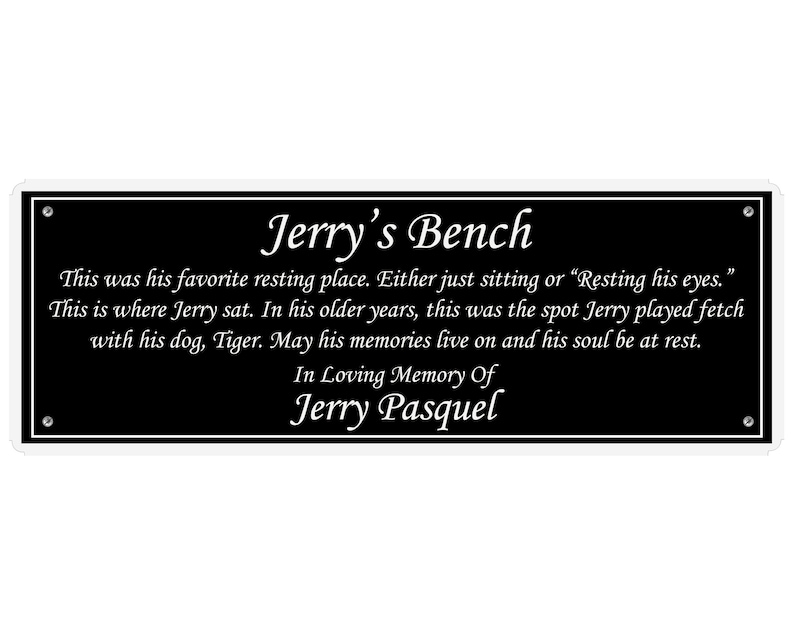 K&ouml;nnte beinhalten: Eine schwarze rechteckige Plakette mit wei&szlig;em Text, der "Jerry's Bench" lautet. Der Text setzt sich fort: "Dies war sein Lieblingsplatz zum Ausruhen. Entweder einfach nur sitzen oder "die Augen ausruhen". Hier sa&szlig; Jerry. In seinen sp&auml;teren Jahren war dies der Ort, an dem Jerry mit seinem Hund Tiger Apport spielte. M&ouml;gen seine Erinnerungen weiterleben und seine Seele in Frieden ruhen. In liebevoller Erinnerung an Jerry Pasquel."
