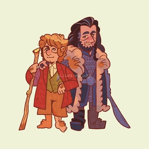 Pode incluir: Uma ilustração digital de duas personagens de pé lado a lado. A personagem mais baixa tem cabelo encaracolado, casaco vermelho, colete verde e calças bege, segurando um cajado de madeira. A mais alta tem cabelo escuro, túnica azul e casaco com pelo.