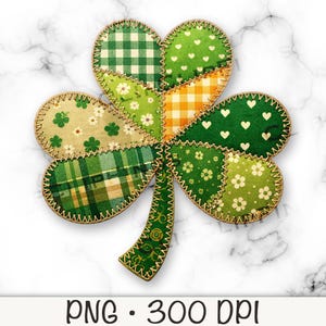 Può includere: Un design di trifoglio patchwork con vari tessuti a fantasia verdi e beige. Il trifoglio presenta motivi a quadretti, floreali e a cuore, cuciti insieme con un bordo marrone. L'immagine include il testo "PNG • 300 DPI".