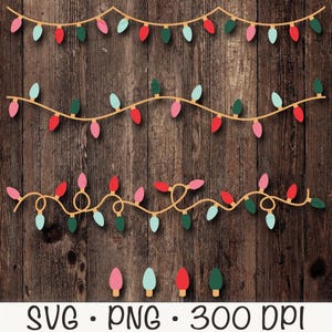 Peut inclure: Trois rangées de guirlandes lumineuses colorées avec des ampoules rouges, vertes, bleues et roses. Les lumières sont enfilées sur un cordon doré et sont suspendues sur un fond de bois brun. Le texte "SVG: PNG: 300 DPI" est en bas de l'image.