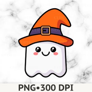 Può includere: Un'illustrazione di un fantasma bianco con un volto sorridente, occhi neri e guance rosa, che indossa un cappello da strega arancione brillante con una fascia viola scuro e una fibbia dorata. Il design presenta contorni neri e netti.