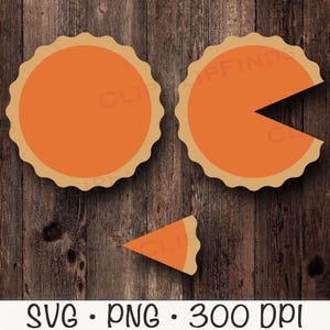 Puede incluir: Tres recortes de pastel de calabaza, uno entero, uno con una rebanada que falta y una rebanada. Los recortes son de color naranja con una corteza marrón. El fondo es un patrón de veta de madera.