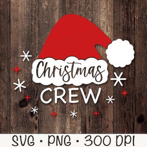 Puede incluir: Un gráfico navideño con un gorro de Papá Noel rojo y las palabras "Christmas CREW" en blanco, rodeado de copos de nieve y estrellas rojas. El diseño está sobre un fondo de madera oscura. La imagen también incluye "SVG • PNG • 300 DPI".