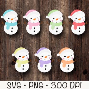 K&ouml;nnte beinhalten: Satz mit sechs digitalen Clipart-Bildern von Schneem&auml;nnern mit verschiedenen farbigen H&uuml;ten und Schals. Die Schneem&auml;nner l&auml;cheln alle und haben schwarze Augen und Kn&ouml;pfe. Der Hintergrund ist ein Holzmaserungsmuster.