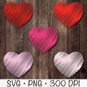 Könnte beinhalten: Fünf herzförmige Designs in Rot, Pink und Hellrosa mit gekritzelter Textur, vor einem rustikalen Holzhintergrund. Das Bild enthält den Text "SVG • PNG • 300 DPI".