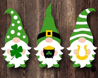 Puede incluir: Tres gnomos verdes con barbas y sombreros blancos. El gnomo de la izquierda sostiene un trébol de cuatro hojas verde, el gnomo del medio sostiene una olla de oro y el gnomo de la derecha sostiene una herradura dorada.