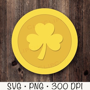 Op de afbeelding: Een gouden munt met een klavertje vier ontwerp. De munt is op een houten achtergrond.