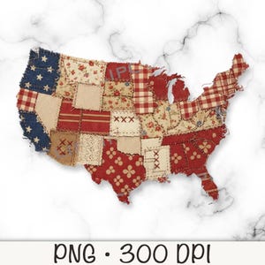 Puede incluir: Un mapa de los Estados Unidos hecho con retazos de tela en rojo, blanco y azul. El diseño incorpora estrellas, estampados florales y cuadros, con detalles cosidos. La imagen está sobre un fondo de mármol.