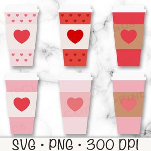 Könnte beinhalten: Sechs Valentinstags-Designs für Kaffeetassen. Die Tassen sind rosa und rot mit weißen Herzen und einer braunen Papiersleeve. Die Tassen sind alle gleich groß und gleich geformt.