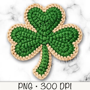 Può includere: Un trifoglio all'uncinetto fatto a mano in verde con un bordo beige. Il trifoglio a tre foglie è mostrato su uno sfondo di marmo bianco. Il testo "PNG • 300 DPI" è in basso.