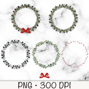 Pode incluir: Uma coleção de cinco grinaldas circulares sobre um fundo de mármore branco. As grinaldas apresentam folhas verdes, bagas vermelhas e um laço vermelho. A imagem também inclui o texto "PNG • 300 DPI".