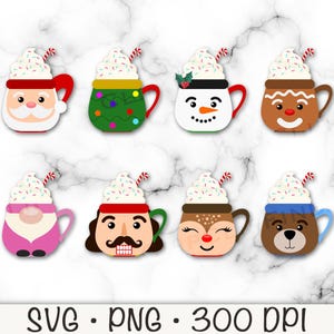 Puede incluir: Ocho tazas de café con temática navideña con varios personajes, incluyendo Santa Claus, un muñeco de nieve, un hombre de jengibre, un gnomo, un cascanueces, un reno, un oso y un árbol de Navidad. Cada taza tiene una crema batida blanca con chispas rojas y blancas.