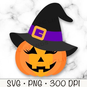 Puede incluir: Una calabaza de dibujos animados con un sombrero de bruja negro con una banda morada y una hebilla dorada. La calabaza tiene una cara sonriente con pestañas y una boca de estilo jack-o'-lantern.
