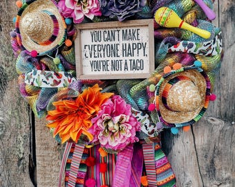 Corona de fiesta del Cinco de Mayo: sombreros coloridos, maracas y letrero de taco