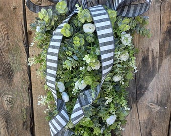 Guirnalda floral para puerta principal con ranúnculos blancos y eucalipto: Colgante floral para puerta