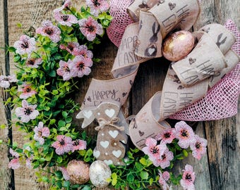 Rosa Osterkranz: Holzhase, Türschild mit Blumenmotiv