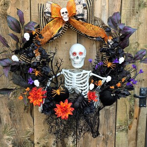 Beleuchteter Skelett Halloween-Kranz: Gruseliges Krabbel-Design