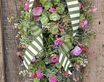 Guirnalda de ranúnculos rosas y eucalipto para la puerta principal: Adorno floral de primavera para la puerta