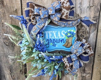 テキサスブルーボネットとブーツの玄関リース：カントリーウェスタン風ポーチ装飾