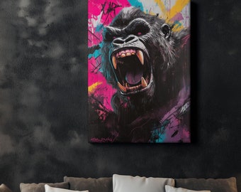 Könnte beinhalten: Eine Nahaufnahme eines digitalen Gemäldes eines Gorillas mit offenem Maul, das seine Zähne zeigt. Der Gorilla befindet sich in der Mitte des Bildes vor einem bunten Hintergrund aus Rosa, Blau und Gelb.