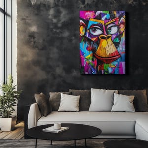 Könnte beinhalten: Ein farbenfrohes Pop-Art-Gemälde eines Affengesichts. Das Kunstwerk zeichnet sich durch kräftige Linien und leuchtende Farben aus, darunter Blau, Rosa, Gelb und Grün. Das Gesicht des Affen ist der Mittelpunkt, mit großen Augen und einer markanten Nase.